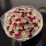 Акция 101 роза микс в упаковке розовые розы и малиновые розы